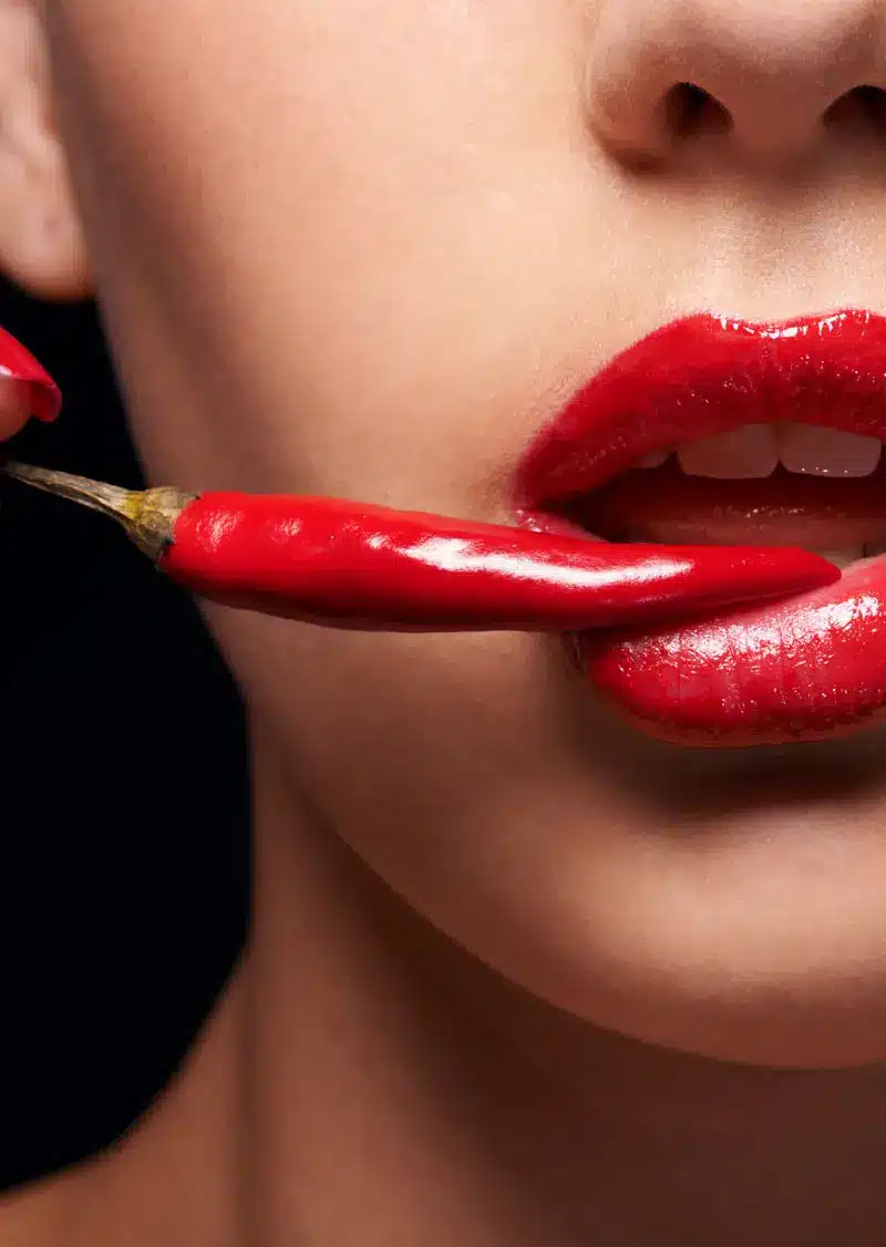 femme avec piment rouge aphrodisiaque dans la bouche | Aphrodite